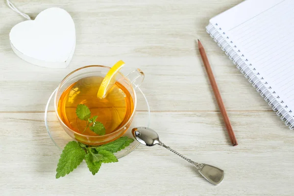 Ferahlık çalışma günü kavramı: bitkisel linden çay beyaz arka plan üzerinde. Düz yatıyordu