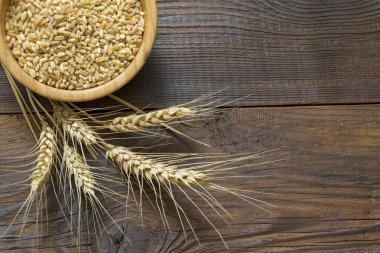 Tahta zemin üzerinde buğday 