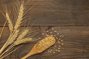 Tahta zemin üzerinde buğday 
