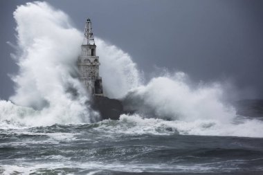 Achtopol Bay, Karadeniz, Bulgaristan eski bir deniz feneri yakınlarında dramatik fırtına
