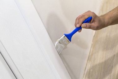 Dekoratör'ın el boyama duvar boya fırçası ile