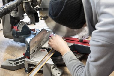 Yüklenici daire kullanarak kesme makinesi yeni anakart onarımı için gördüm.