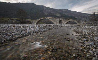 Panoramik sonbahar görünümü antik taş köprü Rodop dağ, Bulgaristan