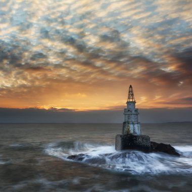 Ahtopol, Bulgaristan deniz feneri muhteşem güneş doğarken.