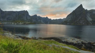 Reine, Lofoten Adaları, Norveç. Reinebringen 'in en popüler zirvesinde güzel gün batımı manzarası .