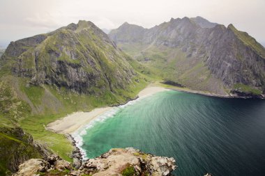 Kvalvika plajının panoramik yaz yüksek noktası, Lofoten adaları, Norveç