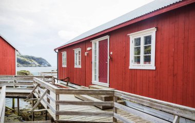 Geleneksel kırmızı ahşap balıkçı evi, Rorbu, Nusfjord, Lofoten adaları, Norveç
