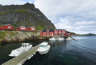 Geleneksel kırmızı ahşap evler, Rorbuer ve Moskenes, Lofoten adaları, Norveç limanı üzerinde güzel bir gün görünümü.
