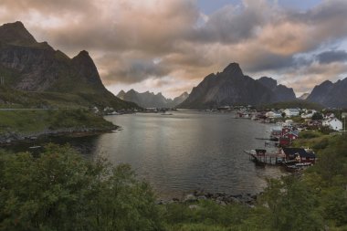 Reine limanında muhteşem gün batımı, Lofoten adaları, Norveç