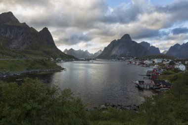 Reine limanında muhteşem panoramik günbatımı manzarası, Lofoten adaları, Norveç.
