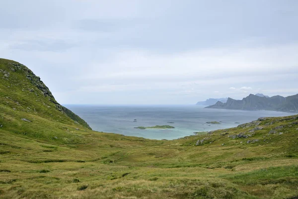 Kvalvika Beach Trail Head, Lofoten Adaları, Norveç panoramik güzel yaz manzarası — Stok fotoğraf