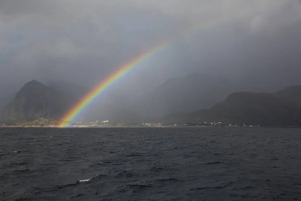 Kolorowy tęcza w Oceanie Arktycznym, reine, Lofoten Islands, Norwegia. — Zdjęcie stockowe
