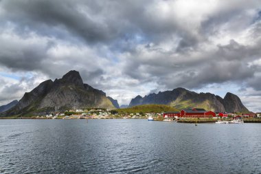 Reine balıkçı köyüpanoramik okyanus manzarası. Kırmızı ahşap evler, rorbuer. Hamnoy, Lofoten adaları, Norveç.