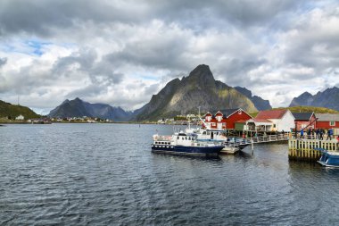 Reine limanının (limanın) güzel panoramik manzarası, Hamnoy, Lofoten adaları, Norveç