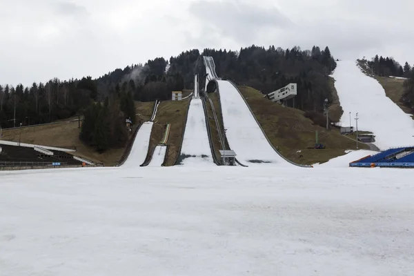 1 апреля 2018 года, Гарден Партенкирхен, Бавария, Германия. Гора для прыжков с трамплина, спортивное место для прыжков с трамплина, лыжная школа . — стоковое фото