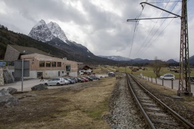 Alpspitze tren istasyonu. Arkaplanda Alpspitze zirvesi.