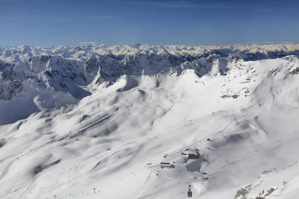 Zugspitze yaylası. Almanya 'nın en yüksek dağ zirvesi Zugspitze 2,962 m (9,718 feet) ve son Buzulları' dır. — Stok fotoğraf