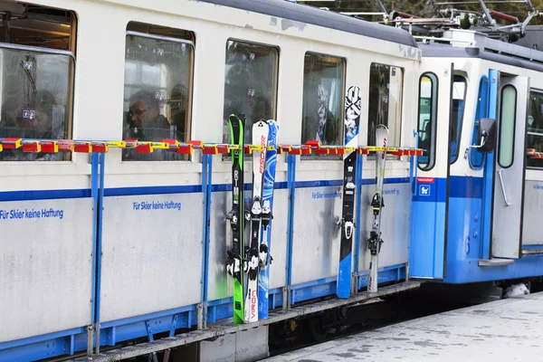 2018. április 02., Garmisch Partenkirchen, Bajorország, Németország, Európa. Közelkép a Zugspitzbahnról, Bajor Zugspitze Vasútról. Szelektív összpontosítás a sílécekre. Stock Kép