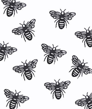 Beyaz arka planda siyah mürekkepli arıların el yapımı çizimleri.