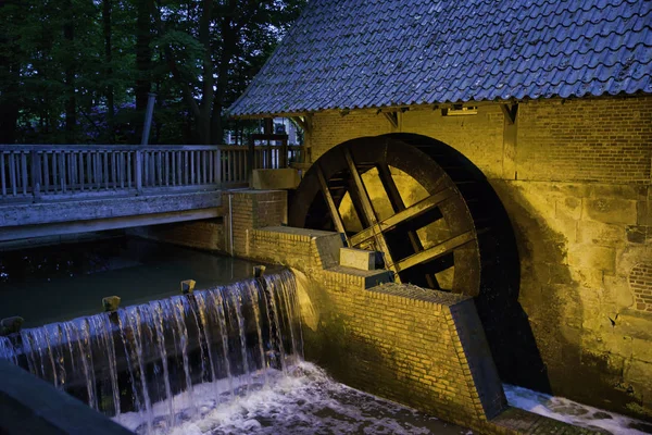 Avond licht aan het waterrad van de histroric in Haarmuhle Duitsland — Stockfoto