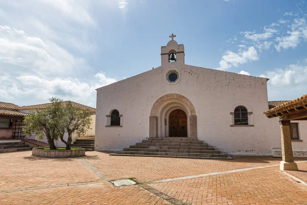 Santa Iglesia Blanca Marinella Isla Cerdeña Con Una Plaza Con —  Fotos de Stock
