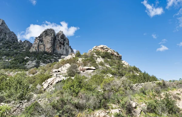 Fondo de la naturaleza con rocas y cielo azul en Cerdeña —  Fotos de Stock