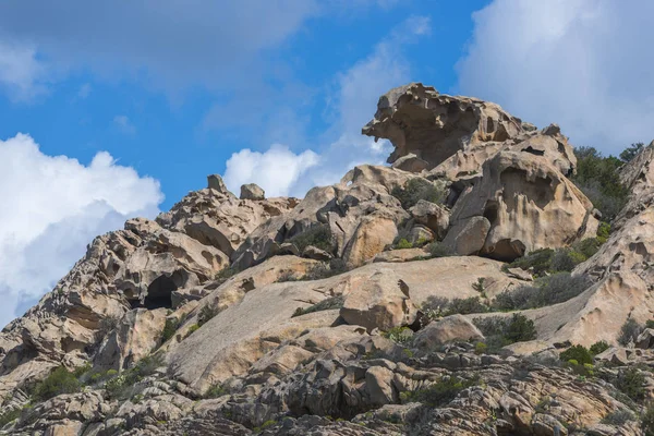 Fondo de la naturaleza con rocas y cielo azul en Cerdeña —  Fotos de Stock