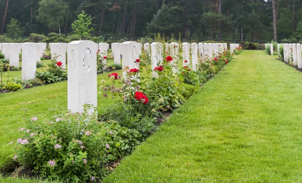 Gräber gefallener kanadischer Soldaten — Stockfoto