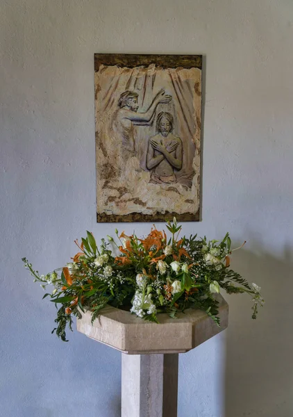 Johannes batizando Jesus acima de uma fonte batismal — Fotografia de Stock