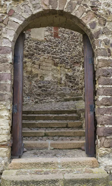 Bogeneingang in alte Mauer — Stockfoto