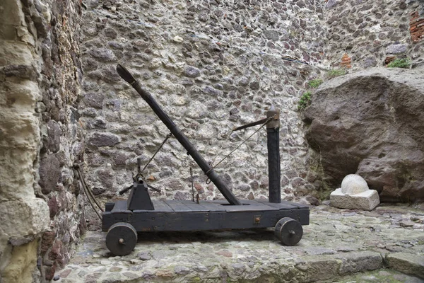 Catapulta velha com pedras como arma velha — Fotografia de Stock