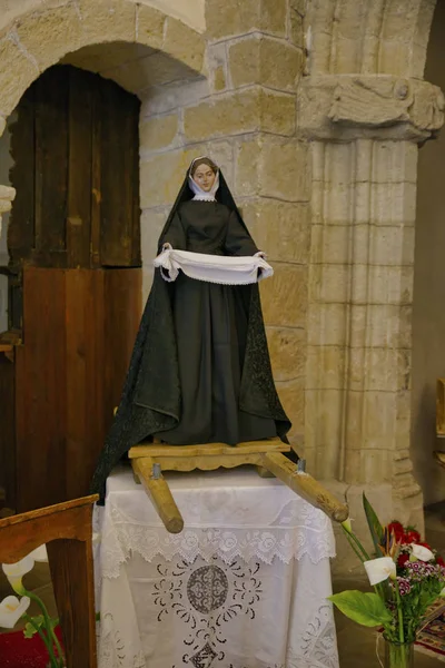 Скульптура Марії в церкві — стокове фото