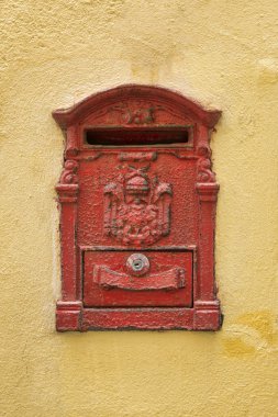 Eski mavi kırık posta kutusu ve paslanma