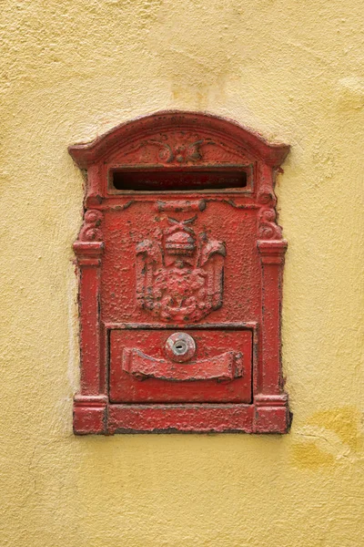 Eski mavi kırık posta kutusu ve paslanma