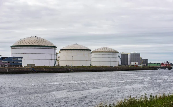 Oil storage tanks and office — Stock Photo, Image