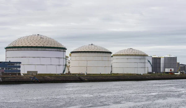 Tanques de almacenamiento de aceite y oficina — Foto de Stock