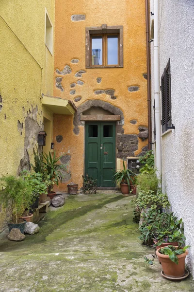 Casa velha e rua em laranja cores amarelas e verdes em sardin — Fotografia de Stock