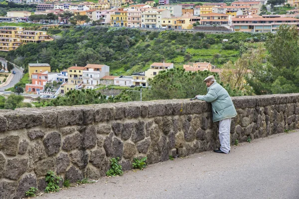 Castelsardo Itália Abril 2018 Homem Velho Com Uma Bengala Olhando — Fotografia de Stock