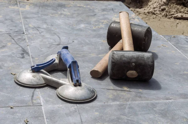 Herramientas de pavimentación y grandes piedras de la calle —  Fotos de Stock