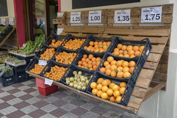 Продуктовый киоск на сардинии с апельсиновыми фруктами — стоковое фото