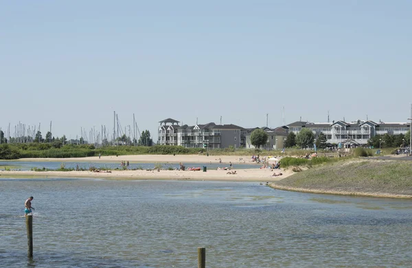 Plage de Hellevoetlsuis avec l'hôtel comme fond — Photo