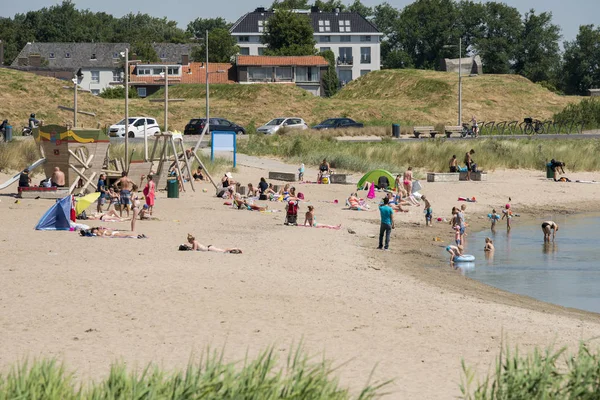 Beach of Hellevoetlsuis with hotel as background — Stock Photo, Image