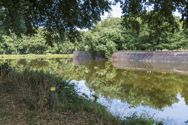 Naarden 归属村庄的老堡垒 — 图库照片