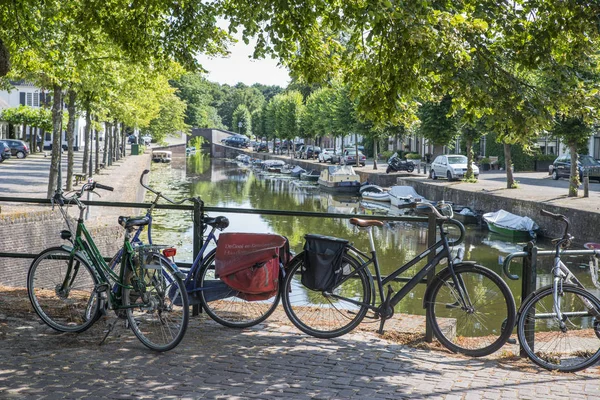 Bisiklet ve otomobil ile Hollanda'da Naarden içinde Kanal — Stok fotoğraf