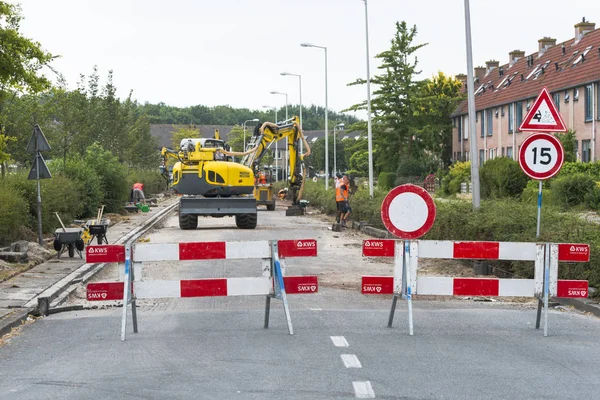 Weg geblokkeerd door werknemers in de bouw — Stockfoto