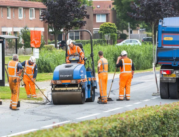 Hellevoetlsuis Hollanda Temmuz 2018 Construction Işçiler Yolun Köyün Sokaklarda Yeni — Stok fotoğraf