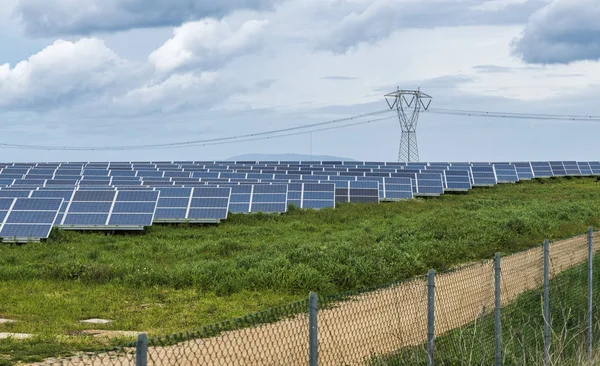 Beaucoup de panneaux solaires sur la Sardaigne — Photo