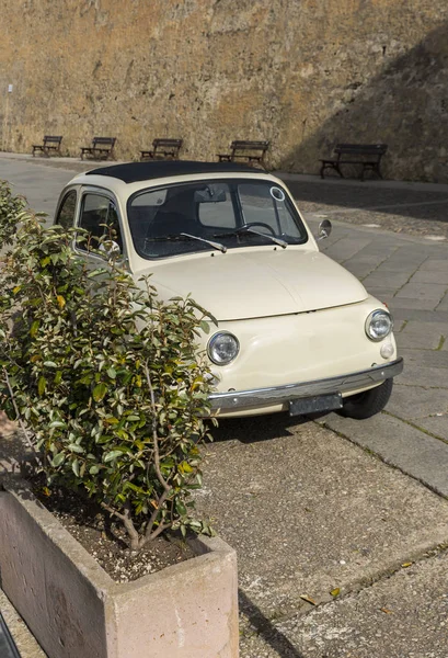 Piękny stary biały samochód zaparkowany na wyspie Sardynia — Zdjęcie stockowe