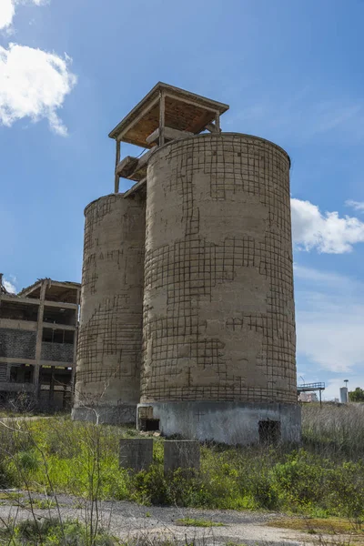 Vieille industrie abandonnée dans le nord de la sardinie — Photo