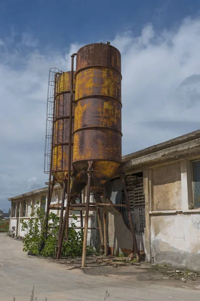 Gamla abandonned rostiga tunnor på Sardinien — Stockfoto